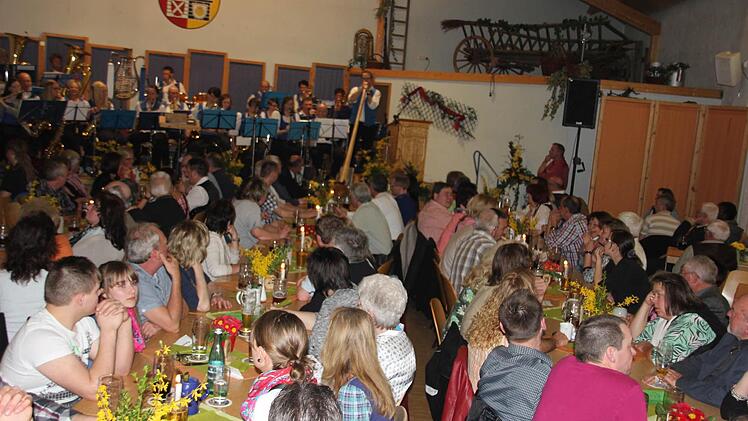 Bis auf den letzten Platz besetzt war die Heilig-Länder-Halle.