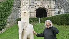 "HolzART"-Organisator Ingo Cesaro und die Skulptur von Michael Steigerwald Foto: privat