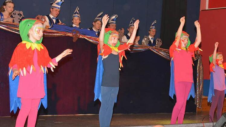 Schon die Kleinsten stellen ihr tänzerisches Können unter Beweis. Fotos: Schmidt