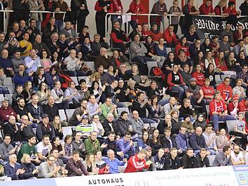 Nicht nur die Gegengerade war bestens gefüllt. Insgesamt kamen 1565 Basketball-Fans am Freitagabend in die HUK-Arena. Sie sahen einen souveränen Sieg des BBC Coburg, der als Tabellenführer der 1. Regionalliga nun allerbeste Chancen auf den Aufstieg in die Pro B hat. Weshalb Burris-Morton (oben rechts) so ernst dreinschaut, bleibt sein Geheimnis, denn der Coburger zeigte wie die meisten seiner Mitspieler eine bärenstarke Leistung. Fotos: Timo Geldner