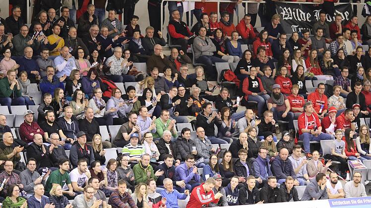 Nicht nur die Gegengerade war bestens gefüllt. Insgesamt kamen 1565 Basketball-Fans am Freitagabend in die HUK-Arena. Sie sahen einen souveränen Sieg des BBC Coburg, der als Tabellenführer der 1. Regionalliga nun allerbeste Chancen auf den Aufstieg in die Pro B hat. Weshalb Burris-Morton (oben rechts) so ernst dreinschaut, bleibt sein Geheimnis, denn der Coburger zeigte wie die meisten seiner Mitspieler eine bärenstarke Leistung. Fotos: Timo Geldner