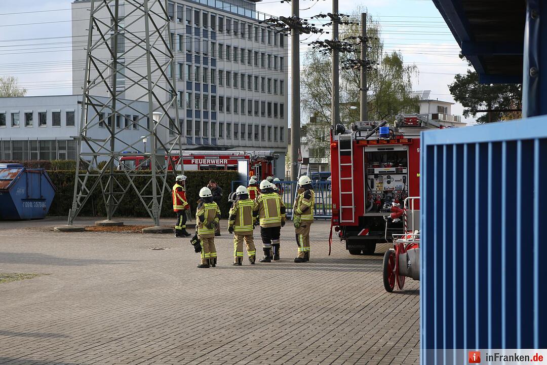 Lagerhallenbrand verursacht hohen Sachschaden - Feuerwehr hat Flammen schnell unter Kontrolle