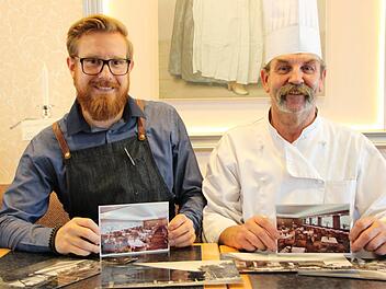 Die Familie Borst betreibt seit 2015 das Café-Kaiser am Landratsamt. Sohn Nicolas und Vater Klaus-Peter zeigen Bilder, wie es dort in den 1960er Jahren aussah.  Foto: Benedikt Borst