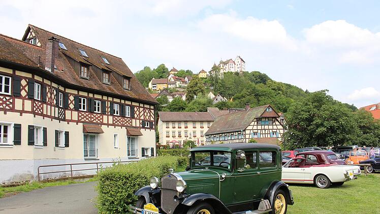 Ein Ford A Baujahr 1928 (im Vordergrund) bei der Oldtimerausfahrt in Egloffstein   Foto: Michael Wirth