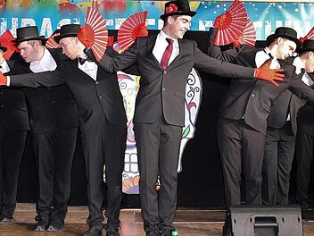 Das Männerballett der Aschbacher Feuerwehr machte bei der Generalprobe eine gute Figur.  Fotos: Evi Seeger