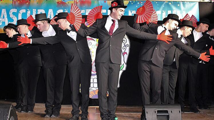 Das Männerballett der Aschbacher Feuerwehr machte bei der Generalprobe eine gute Figur.  Fotos: Evi Seeger