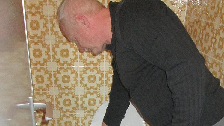 Die Toilette im Sportheim leckt. Ein Schnellinspektion brachte keine Ergebnis, deshalb kommt eine Kanalspiegelung.  Winfried Ehling