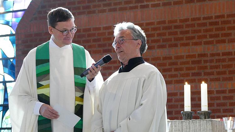 Pfarrer Matthias Bambynek interviewt Manfred Pilgram, einen der damaligen Ministranten. Foto: Marion Krüger-Hundrup