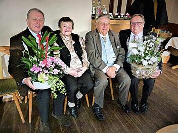 Gertraud und Philipp Fiedeler (Mitte) mit OB Henry Schramm (links) und stellvertretendem Landrat Dieter Schaar Foto: Werner Reißaus