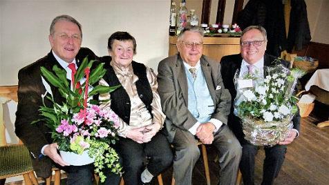 Gertraud und Philipp Fiedeler (Mitte) mit OB Henry Schramm (links) und stellvertretendem Landrat Dieter Schaar Foto: Werner Reißaus