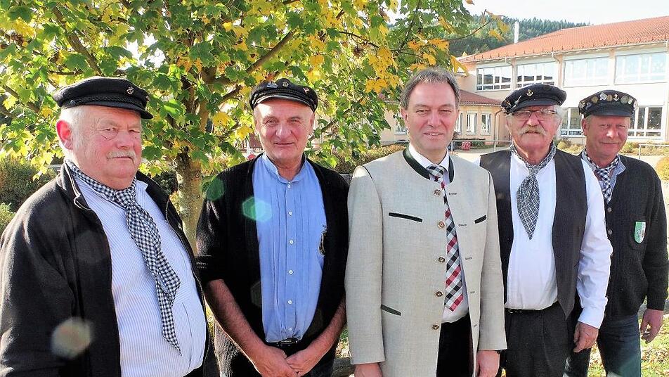 Hoffen auf ein baldiges Ende der Corona-Pandemie (von links): die Vorsitzenden Georg Geiger (Friesen), Andreas Buckreus (Wallenfels) sowie (von rechts) Dieter Endres (Neuses) und Friedrich Fricke (Unterrodach) mit Landrat Klaus Löffler (Bildmitte). Das Foto entstand vor der Corona-Krise. Fotos: Gerd Fleischmann