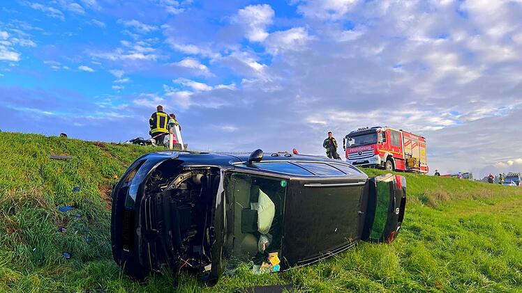 Kuhnhof: Schwerer Unfall mit drei Verletzten - Auto mit Bub (4) überschlägt sich