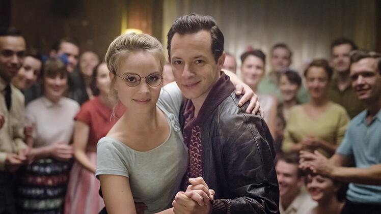 Ausbruch aus dem Alltag: Monika Sch&ouml;llack (Sonja Gerhardt) und Freddy Donath (Trystan P&uuml;tter) rocken den Rock'n'-Roll-Wettbewerb.