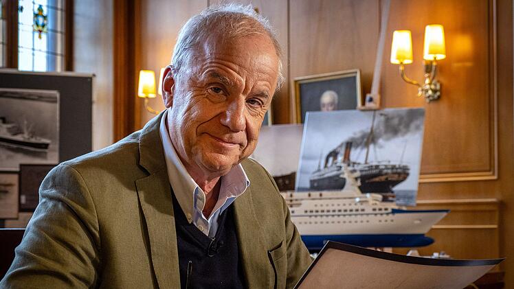 Hubertus Meyer-Burckhardt f&uuml;hrt in der Dokufiction des NDR als Host durch die Geschichte der Kreuzfahrt.