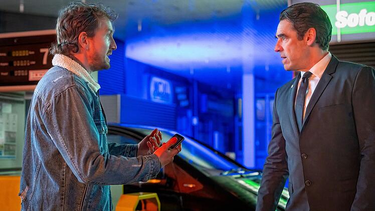 &Uuml;berall Gefahren: Sch&auml;fer (Tobias Oertel, rechts) muss den Unternehmer Eduard Raabe (Jan Krauter) sch&uuml;tzen.