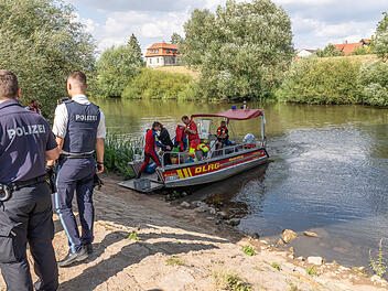 Zeuge entdeckt leblosen K&ouml;rper im Wasser: Gro&szlig;einsatz nach Leichenfund am Main