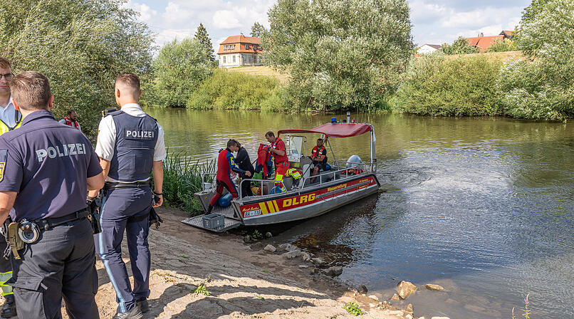 Zeuge entdeckt leblosen K&ouml;rper im Wasser: Gro&szlig;einsatz nach Leichenfund am Main