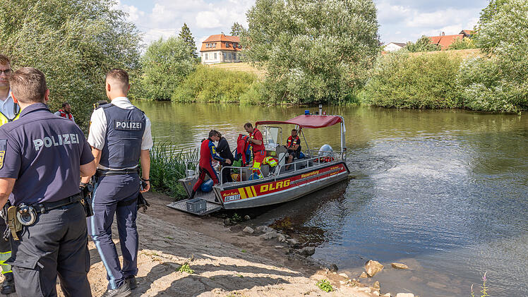 Zeuge entdeckt leblosen K&ouml;rper im Wasser: Gro&szlig;einsatz nach Leichenfund am Main
