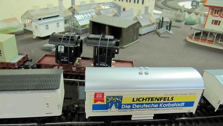 So liebevoll kann Heimatbezug aussehen: ein Sonderwagen Stadt Lichtenfels mit den Partnerstädten in Frankreich, Schottland und der USA