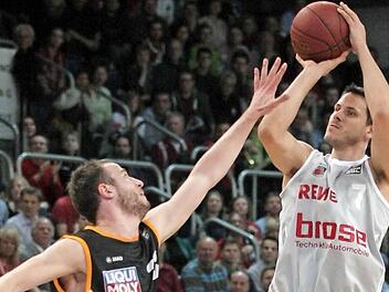Bostjan Nachbar nimmt Maß, der Ulmer Philipp Schwethelm (l.) kann den Drei-Punkte-Wurf des Bambergers nicht verhindern, Fotos: sportpress