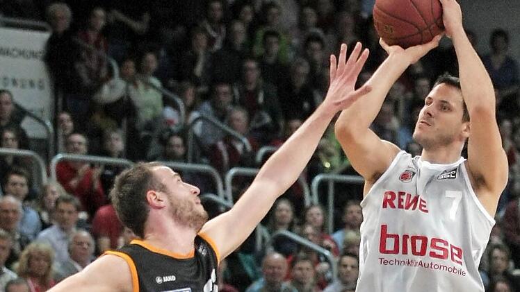 Bostjan Nachbar nimmt Maß, der Ulmer Philipp Schwethelm (l.) kann den Drei-Punkte-Wurf des Bambergers nicht verhindern, Fotos: sportpress