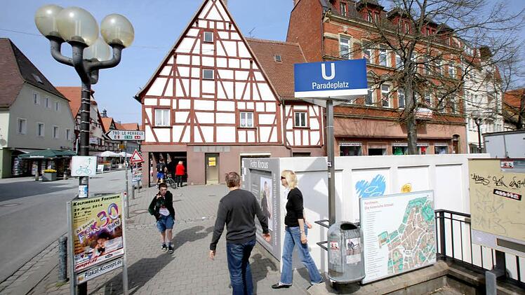 Eine U-Bahn-Station am Paradeplatz wird es nicht geben. Trotzdem haben die Stadträte Pläne für den Forchheimer Stadtverkehr. Foto: Barbara Herbst, Montage: Carolin Höfler