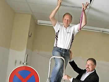 Hansi Hümmer und Andy Sesselmann haben schon mal losgelegt, nach Pfingsten beginnen die Umbauarbeiten im alten Schlecker-Markt. Foto: Sonja Adam