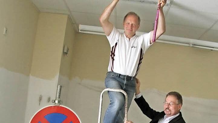 Hansi Hümmer und Andy Sesselmann haben schon mal losgelegt, nach Pfingsten beginnen die Umbauarbeiten im alten Schlecker-Markt. Foto: Sonja Adam