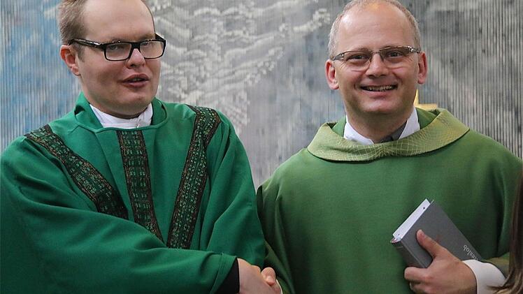 Der scheidende Militärpfarrer und Kurator Stephan Frank (rechts) und sein Nachfolger Robert Andrzejczyk. Foto: Gerd Schaar