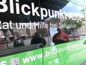 Das Beratungsmobil für Sehbehinderte war am Mittwoch auf dem Hammelburger Marktplatz. Der örtliche Ansprechpartner ist Karl-Heinz Paul (09732) 810 076. Foto: Gerd Schaar