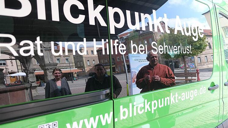 Das Beratungsmobil für Sehbehinderte war am Mittwoch auf dem Hammelburger Marktplatz. Der örtliche Ansprechpartner ist Karl-Heinz Paul (09732) 810 076. Foto: Gerd Schaar