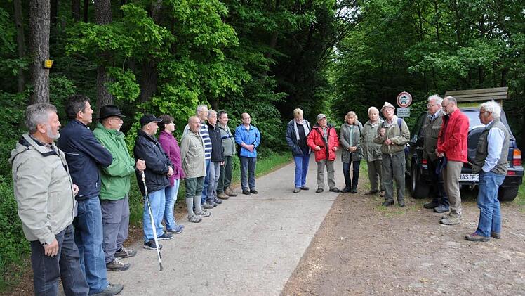 Rudi Bätz, der Kultur- und Naturschutzwart des HBV Königsberg (4. von rechts), begrüßte bei der ersten offiziellen Begehung des neuen Rundwanderweges "Wolfstour" eine große Gruppe Interessierter, darunter (von rechts) Landrat a.D. Rudolf Handwerker, Landrat Wilhelm Schneider und Bürgermeister Claus Bittenbrünn. Foto: Gerald Snater