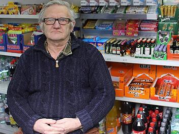 Ernst Jegel vor seinem Kiosk-Sortiment. Einige Sachen musste er bereits wegen abgelaufenem Mindesthaltbarkeitsdatum entsorgen. Wenn weiter so wenig Kunden kommen, muss sich der Kioskbesitzer etwas einfallen lassen. Foto: Lisa Kieslinger
