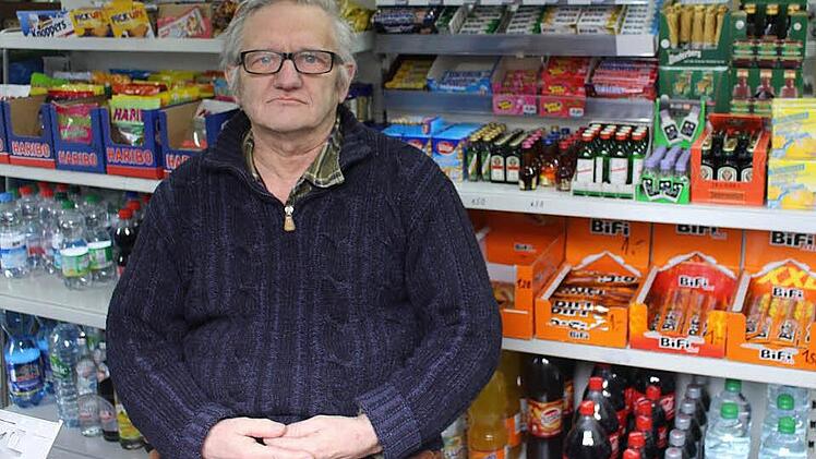 Ernst Jegel vor seinem Kiosk-Sortiment. Einige Sachen musste er bereits wegen abgelaufenem Mindesthaltbarkeitsdatum entsorgen. Wenn weiter so wenig Kunden kommen, muss sich der Kioskbesitzer etwas einfallen lassen. Foto: Lisa Kieslinger