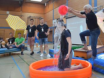 "Der Anführer der Schule", Schulleiter Bernd Lohneiß, verpasste dem "Anführer der Schüler", Schülersprecher Hannes Nitsch, eine kalte Dusche. Foto: Larissa Händel