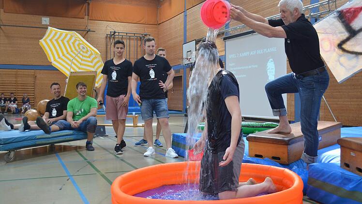 "Der Anführer der Schule", Schulleiter Bernd Lohneiß, verpasste dem "Anführer der Schüler", Schülersprecher Hannes Nitsch, eine kalte Dusche. Foto: Larissa Händel