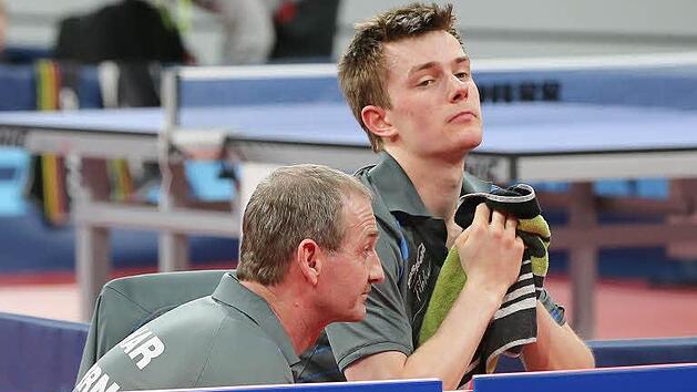 Die Entt&auml;uschung &uuml;ber die knappe Niederlage gegen Ruwen Filus im Viertelfinale der deutschen Tischtennis-Meisterschaft steht Kilian Ort (rechts) und dem bayerischen Verbandstrainer Cornel Borsos ins Gesicht geschrieben. Foto: Marco Steinbrenner