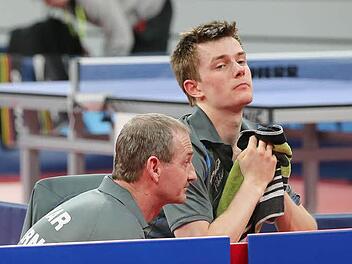 Die Entt&auml;uschung &uuml;ber die knappe Niederlage gegen Ruwen Filus im Viertelfinale der deutschen Tischtennis-Meisterschaft steht Kilian Ort (rechts) und dem bayerischen Verbandstrainer Cornel Borsos ins Gesicht geschrieben. Foto: Marco Steinbrenner