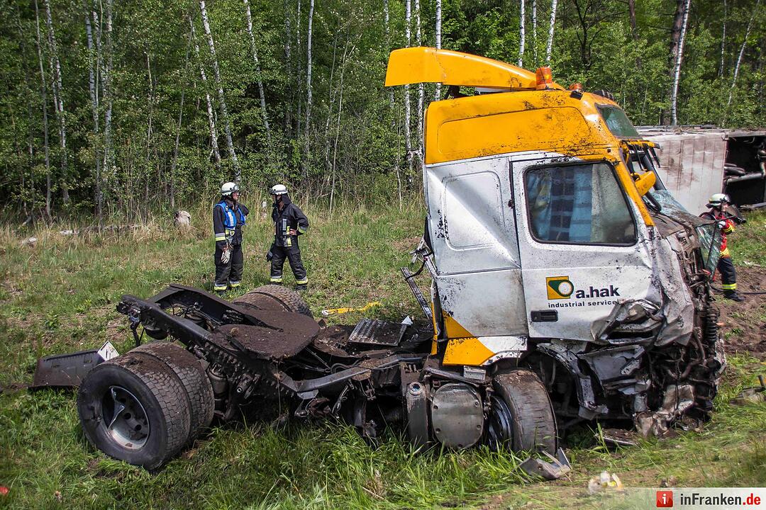 Nürnberg_ Schwerer Lkw-Unfall nach Reifenplatzer