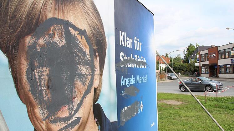 In der Nähe der Eisenbahnbrücke wurde ein Großplakat der CSU beschmiert. Foto: Andreas Oswald