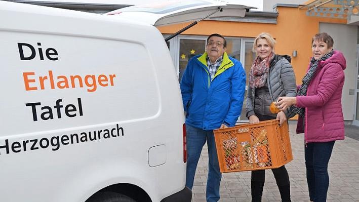 Gaby Richter (MItte) mit Mitarbeitern im Jahr 2017: Sie gab die Leitung der Tafel jetzt ab.  Fotos: Bernhard Panzer
