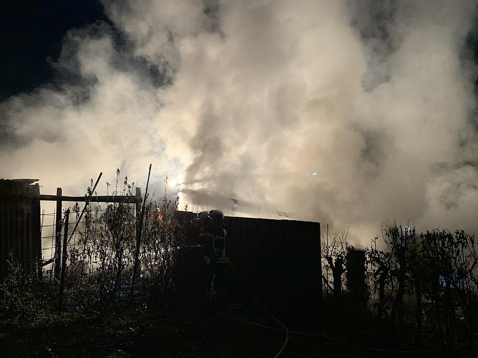 Ein am Samstagmorgen aus bislang unbekannter Ursache ausgebrochener Brand eines Carports in Leinach (Landkreis Würzburg/Unterfranken) griff auf eine benachbarte Hütte über und führte zum vollständigen Ausbrennen eines Peugeots, eines Motorbootes und Wohnwagens.