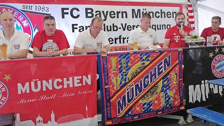 Der Vorstand der Oberfranken-Vereinigung informierte die Bayern-Fans bei der 138. Versammlung in Roth. Foto: Gerd Klemenz