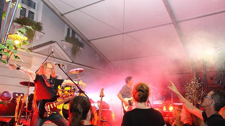 Die Band "Motion Sound" sorgte im Festzelt für gute Stimmung.  Fotos: Evi Seeger