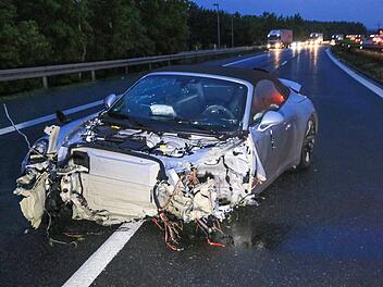 Porsche-Fahrer hat Gl&uuml;ck im Ungl&uuml;ck: Sportwagen nach Unfall v&ouml;llig zerst&ouml;rt