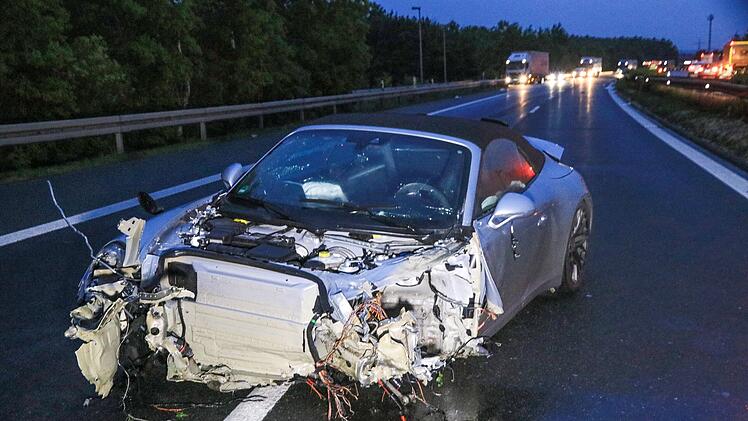 Porsche-Fahrer hat Gl&uuml;ck im Ungl&uuml;ck: Sportwagen nach Unfall v&ouml;llig zerst&ouml;rt