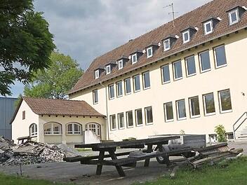 Ihr Kinderlein kommet: Auf dem Gelände des ehemaligen Schulgebäudes will die Gemeinde im kommenden Jahr mit dem Abriss des Gebäudes für den Bau eines neuen Kindergartens beginnen. Foto: Berthold Köhler