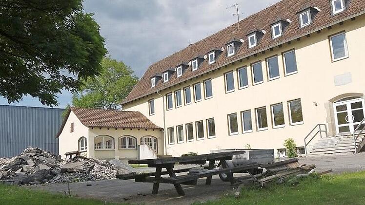 Ihr Kinderlein kommet: Auf dem Gelände des ehemaligen Schulgebäudes will die Gemeinde im kommenden Jahr mit dem Abriss des Gebäudes für den Bau eines neuen Kindergartens beginnen. Foto: Berthold Köhler