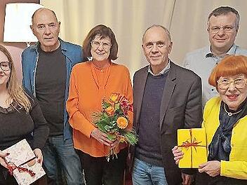 Margret Schoberth (Dritte von links) mit FU-Vorsitzender Rebecca Turbanisch, Ehemann Wolfgang Schoberth, Bürgermeister Franz Uome, CSU-Vorsitzenden Daniel Schramm und ihrer Klassenkameradin Rita Heinz.