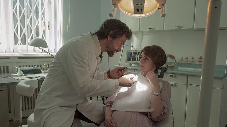 Helga (Maria Ehrich) kämpft mit ihrer gescheiterteten Ehe. Zahnarzt Hannes (Florian Stetter) spendet ihr Trost. Doch er ist nicht der gutherzige Mann, für den Helga ihn zunächst hält.